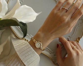 Vintage Style Gold Chain Women’s Watch – Elegant Bracelet Style Wristwatch – Classic Small Dial Watch – Gift for Her – Retro Jewelry Watch