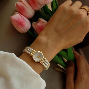 Vintage Style  Pearl Strap Women’s Watch – Elegant Gold Detail Bracelet Watch – Classic Gift Idea for Her