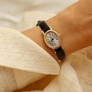 Orologio da donna ovale in stile vintage – Cassa in oro e cinturino in pelle nera/marrone – Orologio retrò elegante – Regalo minimale per lei