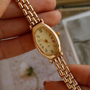 Chic Gold Vintage Style Watch for Women – Timeless Oval Design – Retro Charm – Elegant Gift for Her