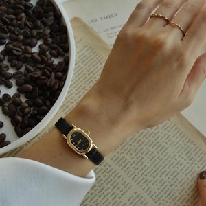 Vintage Style Oval Gold Watch - Retro Leather Strap Quartz Watch for Women, Minimalist Elegant Wristwatch