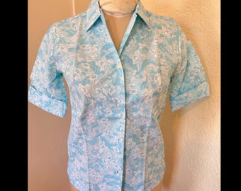 NEUE Vintage 1960er Jahre Grants Blaue Blumenbluse mit Knöpfen und Manschettenärmeln
