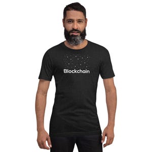 Puede incluir: Una camiseta negra con un gráfico blanco de una constelación y la palabra "Blockchain".