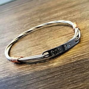 Pulseira de corda de guitarra personalizada