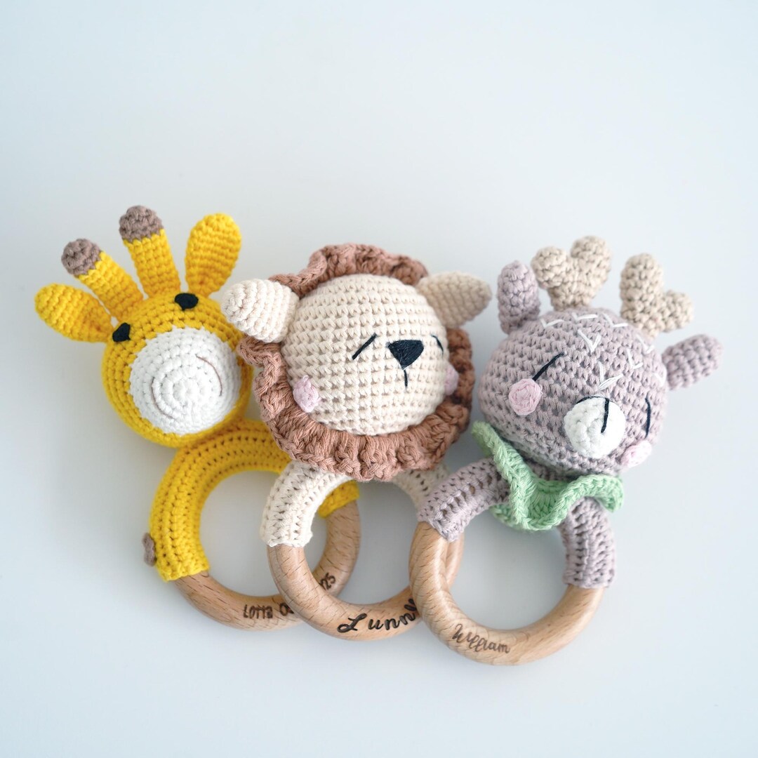 Personalisiert Baby Rassel · Häkchel Rassel Spielzeug · Oster Geschenk ...