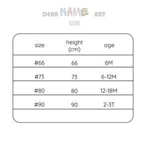 Puede incluir: Una tabla blanca con texto negro que detalla las tallas de ropa de beb&eacute;. La tabla incluye las tallas #66, #73, #80 y #90, con las alturas correspondientes en cm y rangos de edad de 6 meses a 2-3T. El texto "DEAR NAME ART" est&aacute; en la parte superior.
