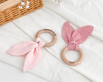 Sonajero de algodón orgánico para bebé: mordedor de madera personalizado con orejas de conejo, juguete sensorial natural para recién nacidos, regalo con nombre personalizado.