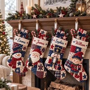 Peut inclure: Quatre chaussettes de Noël matelassées avec des motifs patchwork rouges, blancs et bleus, chacune ornée d'un personnage en appliqué : un bonhomme de neige, le Père Noël, un casse-noisette et un elfe. Chaque chaussette porte un prénom brodé.