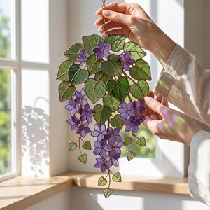 Acchiappasole in acrilico viola, fiore di nascita di febbraio da appendere alla finestra, decorazione acchiappasole con fiori viola, regalo floreale per lei, decorazione botanica per la casa immagine 5