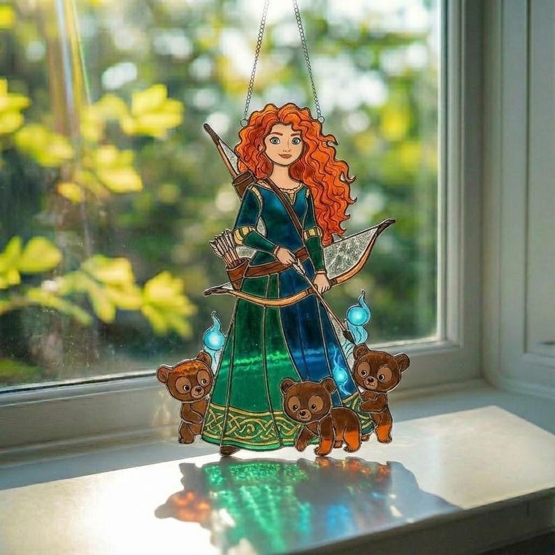 K&ouml;nnte beinhalten: Ein Buntglas-Suncatcher mit einer Figur mit langem, lockigem rotem Haar in einem dunkelgr&uuml;nen Kleid. Die Figur tr&auml;gt einen Bogen und einen K&ouml;cher mit Pfeilen, begleitet von drei kleinen braunen B&auml;renjungen und leuchtend blauen Irrlichtern.