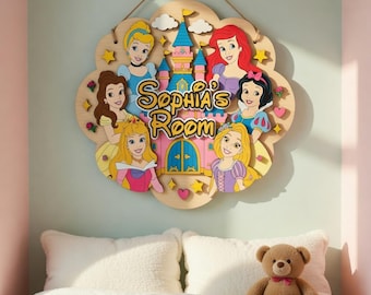 Può includere: Cartello in legno a forma di fiore, con principesse dei cartoni animati e un castello. Il cartello recita "Sophia's Room" in un carattere fantasioso, con finitura in legno naturale e accenti colorati. Appeso con spago naturale.