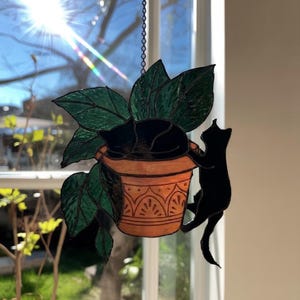 Svart katt solfångare i vallmoblommor, akryl fönsterhängande present till kattälskare, kattmamma present till heminredning, söt katt blomkruka dekoration