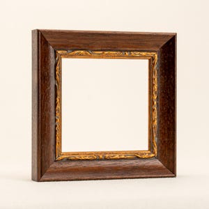 Puede incluir: Un letrero de madera hecho a mano con el texto "Bienvenido a nuestro hogar" en un estilo manuscrito. El letrero está pintado de blanco con un marco de madera teñida oscura. El letrero mide 30 cm de ancho y 20 cm de alto.