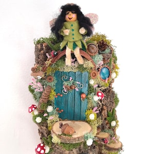 Hada hecha a mano de Teal Door Wall Art: Hogar en corteza de corcho, Persona bellota