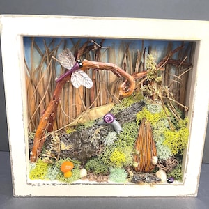 Puerta de hadas de campo: musgo preservado, caja de sombras de fantasía para el hogar, criaturas de arcilla