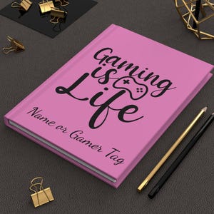 Puede incluir: Un letrero de madera hecho a mano con la palabra "Bienvenido" en una fuente juguetona. Presenta un fondo blanco desgastado y un marco marrón oscuro, ideal para una puerta de entrada o recibidor.