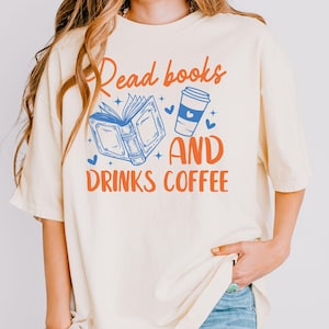 Koffie- en boekenshirt, boeken lezen en drankjes drinken Koffieshirt, boekenclubshirt, boekenliefhebber cadeau-T-shirt voor koffiedrinkers en lezers, leesgrage