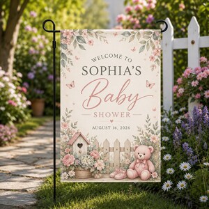 Puede incluir: Una bandera de jardín rectangular con el texto "WELCOME TO SOPHIA'S Baby SHOWER AUGUST 16, 2026". El diseño incluye ilustraciones en acuarela de flores rosas, hojas verdes, mariposas, una pajarera, un par de zapatos de bebé y un oso de peluche.