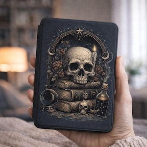 Pode incluir: Uma capa de leitor de e-books azul escuro com um design de caveira, rosas e livros. O design inclui uma vela acesa, uma bola de cristal e uma garrafa com estrelas. A obra de arte tem um tema gótico ou oculto.