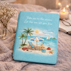 Könnte beinhalten: Eine hellblaue Tablet-Hülle mit einer Strand-Szene-Illustration. Die Hülle zeigt Palmen, einen Sonnenschirm, ein Segelboot und den Text "Take me to the ocean, Let the sea set you free."