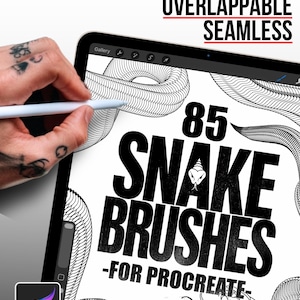Puede incluir: Una tableta digital muestra una ilustración de serpiente en blanco y negro con el texto "85 SNAKE BRUSHES - FOR PROCREATE". La imagen también incluye el texto "360° ROTABLE BODY BRUSHES OVERLAPPABLE SEAMLESS". Una mano sostiene un lápiz óptico cerca de la pantalla.