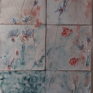 Könnte beinhalten: Ein Satz von sechs quadratischen Keramikfliesen mit floralem Design. Das Kunstwerk zeigt stilisierte Blumen in Blau- und Rottönen mit zarten schwarzen Strichzeichnungen von Stängeln und Blättern vor einem hellen Hintergrund. Die Fliesen sind in einem Raster angeordnet.