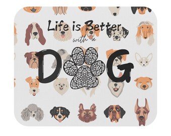 Puede incluir: Un fondo blanco con un mandala en forma de huella de pata en el centro. El texto "Life is Better with a DOG" está escrito en negro sobre la huella. El fondo está lleno de diferentes razas de perros en forma de dibujos animados.