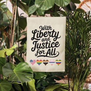 Con la bandiera da giardino "Libertà e giustizia per tutti"