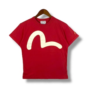 Puede incluir: Camiseta roja de manga corta con un logotipo blanco de Comme des Garçons Play.