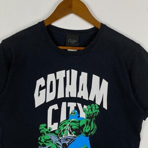 K&ouml;nnte beinhalten: Schwarzes T-Shirt mit einem wei&szlig;en Aufdruck des Hulk vor dem Text "Gotham City".
