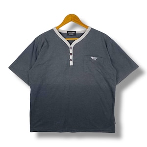 K&ouml;nnte beinhalten: Ein graues T-Shirt mit kurzen &Auml;rmeln, einem wei&szlig;en Kragenbesatz und einer Knopfleiste. Das Shirt hat eine kleine Tasche auf der linken Brust mit dem gestickten Schriftzug "SACSINY FRANCE". Der Schriftzug "SACSINY FRANCE" ist auch am Nacken gestickt.