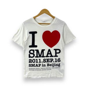 Pode incluir: Camiseta branca com uma estampa gráfica em preto e vermelho que diz "I ♥ SMAP 2011.SEP.16 SMAP in Beijing" com os nomes dos membros da banda listados abaixo.