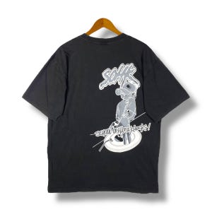 Könnte beinhalten: Schwarzes T-Shirt mit einem Grafikdruck einer Person mit Kopfhörern, die einen Plattenspieler hält. Der Aufdruck lautet "SOHH" und "SCHOOL OF HARD KNOcks!"