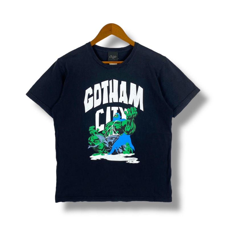 K&ouml;nnte beinhalten: Schwarzes T-Shirt mit einem gr&uuml;nen und blauen Grafikdruck des Hulk und dem Text "Gotham City".