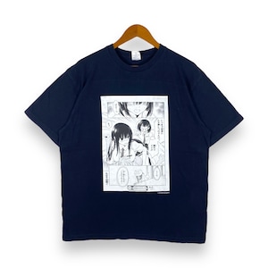 Puede incluir: Una camiseta azul marino con un estampado de manga en blanco y negro con dos mujeres. El texto del manga dice "どうせ私なんか…" y "そんなことないよ！".