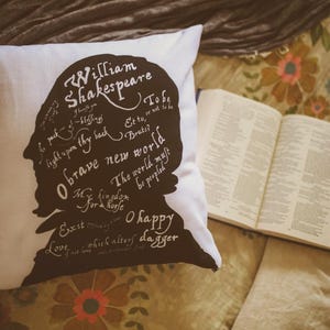 William Shakespeare Premium Throw Pillow - FREE SHIPPING - Perfect gift for book lovers!