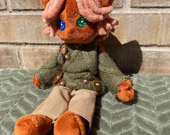 Muñeca de tela para coleccionistas de botones – Muñeca artesanal única estilo cottagecore del bosque (30 cm)