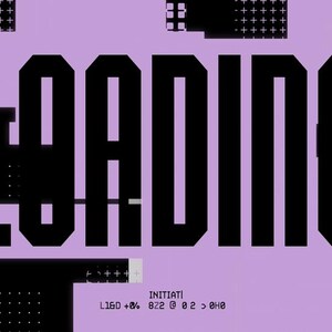 Puede incluir: Obra de arte digital con la palabra "LOADING" en letras negras y en negrita sobre un fondo lila claro. El dise&ntilde;o incorpora formas geom&eacute;tricas y patrones pixelados en negro, blanco y azul, con texto adicional en la parte inferior.