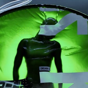 Puede incluir: Una persona dentro de una estructura verde y circular con detalles blancos y tubos. La persona est&aacute; silueteada, con la palabra "DELIVER" visible en una etiqueta. El fondo es de color verde brillante, con una est&eacute;tica futurista.