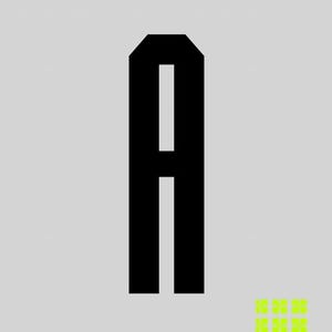 Puede incluir: Un dise&ntilde;o gr&aacute;fico con una gran letra "A" negra sobre un fondo gris claro. La letra tiene una forma geom&eacute;trica &uacute;nica. El texto vertical en azul dice "TRANSITION 01" y "COLOR 01" en el lado izquierdo. Peque&ntilde;os cuadrados amarillo-verdes en la parte inferior.