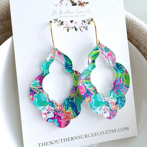 Pendientes colgantes florales / Inspirados en el estilo preppy de Lilly Pulitzer, de acrílico y acero inoxidable dorado.
