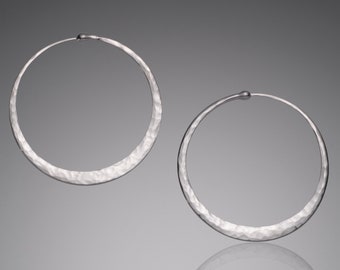 Créoles en argent martelé • Créoles en argent sterling de toutes les tailles • Boucles d'oreilles de tous les jours • Petites à grandes tailles • Hypoallergénique sans nickel