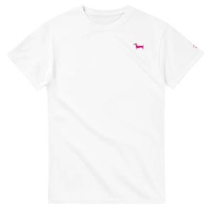 Könnte beinhalten: Weißes T-Shirt mit kurzen Ärmeln und einer gestickten Silhouette eines rosa Dackels auf der Brust.