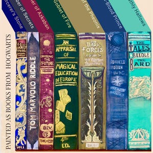 Pode incluir: Uma coleção de livros pintados de Hogwarts, com títulos como "Sorcerer's Stone", "Chamber of Secrets" e "Deathly Hallows". As lombadas são de várias cores, com detalhes dourados, azuis e verdes. O texto inclui "Tom Marvolo Riddle" e "Advanced Potion Making".