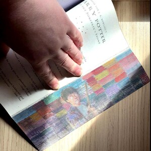 Dipinto nascosto della Pietra Filosofale, Bordo Anteriore Svanente. Libro magico dipinto di Harry Potter, copertina flessibile, libro argentato e dorato, acquerello, bordo anteriore.