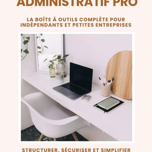 Peut inclure: Un espace de travail avec un bureau blanc, une chaise et un ordinateur portable. Le texte sur l'image indique "LE PACK ADMINISTRATIF PRO" et "LA BOÎTE À OUTILS COMPLÈTE POUR INDÉPENDANTS ET PETITES ENTREPRISES". Un bloc-notes, des stylos et une planche en bois sont également présents.