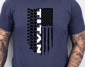 Camiseta Titan Tire Tread con bandera estadounidense - Camiseta con gráfico desgastado, corte unisex - Camiseta patriótica personalizada con orgullo vehicular para amantes de los camiones