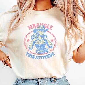 Camiseta gráfica de vaquera Comfort Colors Wrangle This Attitude para mujer: camiseta atrevida de estilo occidental, estilo country chic, camiseta informal divertida para ella