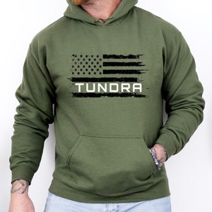 Amerikaanse vlag toendra, uniseks Heavy Blend™-trui met capuchon - Distressed Graphic, pasvorm uniseks - Patriotic Vehicle Pride-shirt voor vrachtwagenliefhebbers