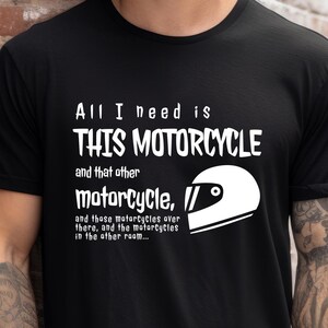 Motorcykelgrafik-t-shirt All I Need - Unisex biker-t-shirt, mjuk bomull, lätt passform - perfekt present till förare och motorcykelentusiaster